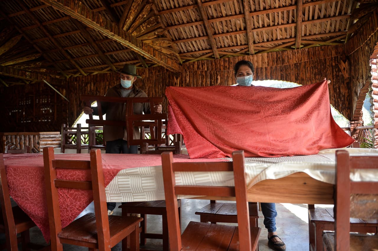 <b>Categoría 4: Cuba</b>
<br>La isla también 
<a href="https://wwwnc.cdc.gov/travel/notices/covid-4/coronavirus-cuba" target="_blank">está en el máximo nivel entre las recomendaciones.</a> El régimen cubano ha informado de más de 150,000 casos y al menos 4,228 fallecimientos desde el inicio de la pandemia. Eduardo Hernández, dueño de un paladar (restaurante) en Viñales, Cuba, acomoda un mantel sobre una mesa.