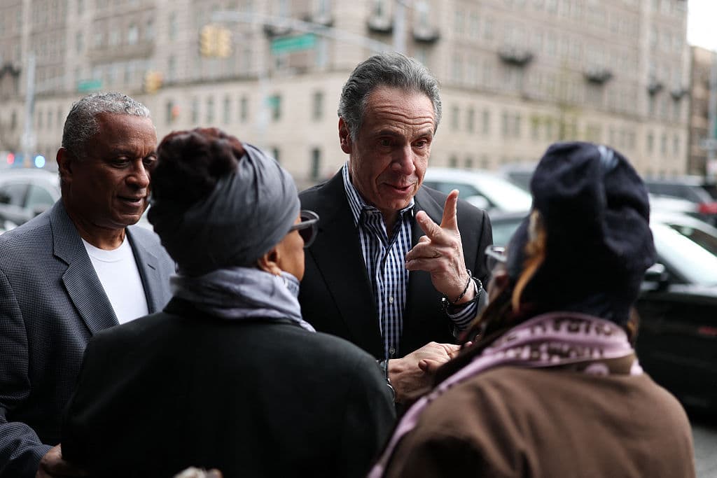 <b><a href="https://www.univision.com/local/nueva-york-wxtv/politica-new-york/eric-adams-abandona-primarias-democratas-y-buscara-reeleccion-como-candidato-independiente-en-nueva-york-video" target="_blank">Eric Adams dijo que aspirará a la reelección de forma independiente</a></b>, por lo que no participará del proceso de primarias. En cambio, Cuomo tiene que salir a pescar los votos que le permitan ganar la nominación 
<b>por el Partido Demócrata</b>. Este domingo, mientras el alcalde iba a República Dominicana, su virtual contendiente escuchaba las inquietudes de futuros votantes 
<b>en las calles de Manhattan</b>.