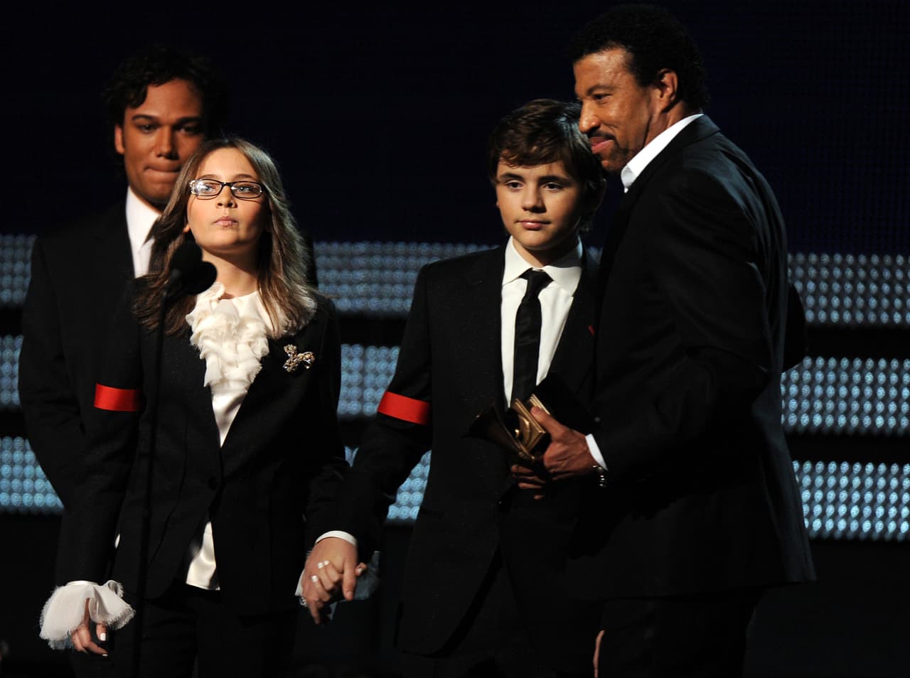 A los seis meses de la muerte de Michael Jackson, Paris acudió junto a su hermano Prince a recibir el premio especial que reconoció su impresionante carrera, en la entrega 52 del Grammy.