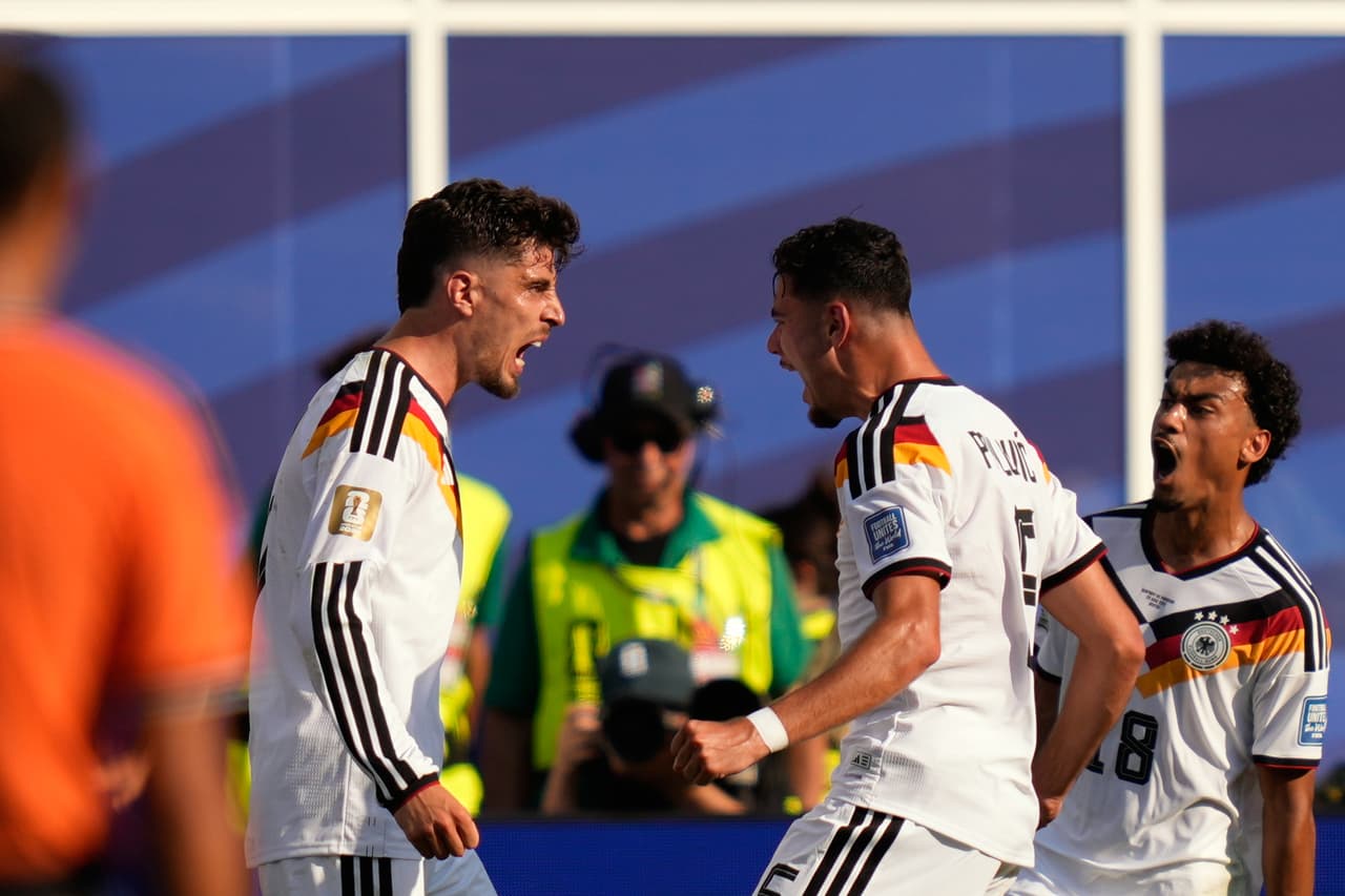 El alemán Kai Havertz (izquierda) celebra tras marcar el primer gol de su equipo durante el partido de dieciseisavos de final de la Copa del Mundo entre Alemania y Paraguay en Foxborough, Massachusetts, cerca de Boston, el lunes 29 de junio de 2026.