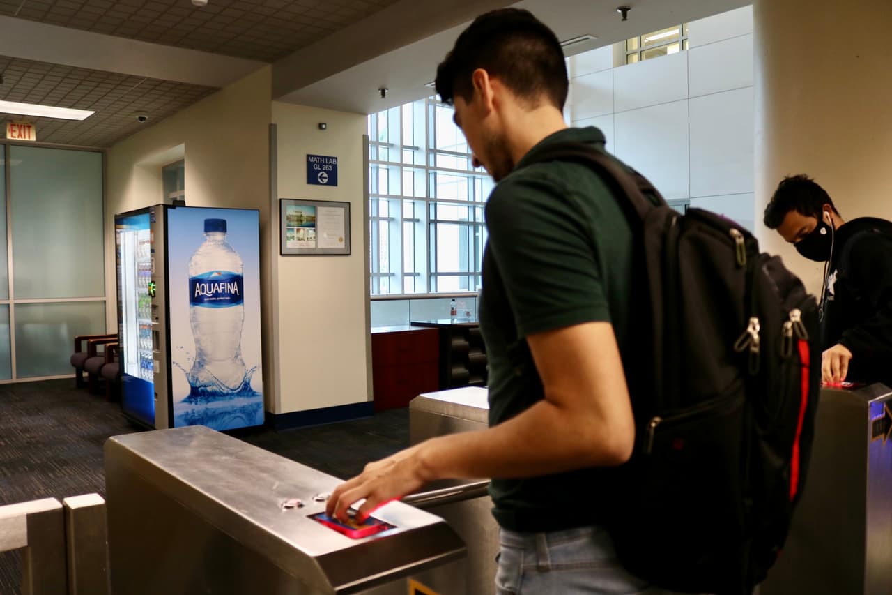 El tiempo de préstamo de libros en la 'Green Library' es de 30 días para los estudiantes de FIU y de 120 días para los egresados.
<br>