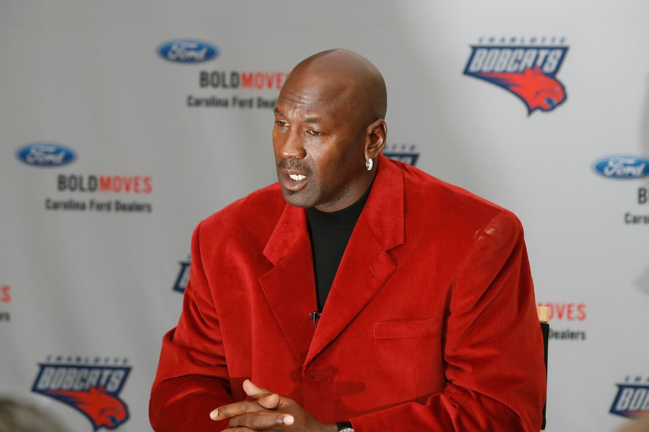 En el 2006 reapareció luego de tres años de su retiro como profesional para anunciar que compraba los derechos de los Charlotte Bobcats, quienes habían reemplazado a los Hornets.