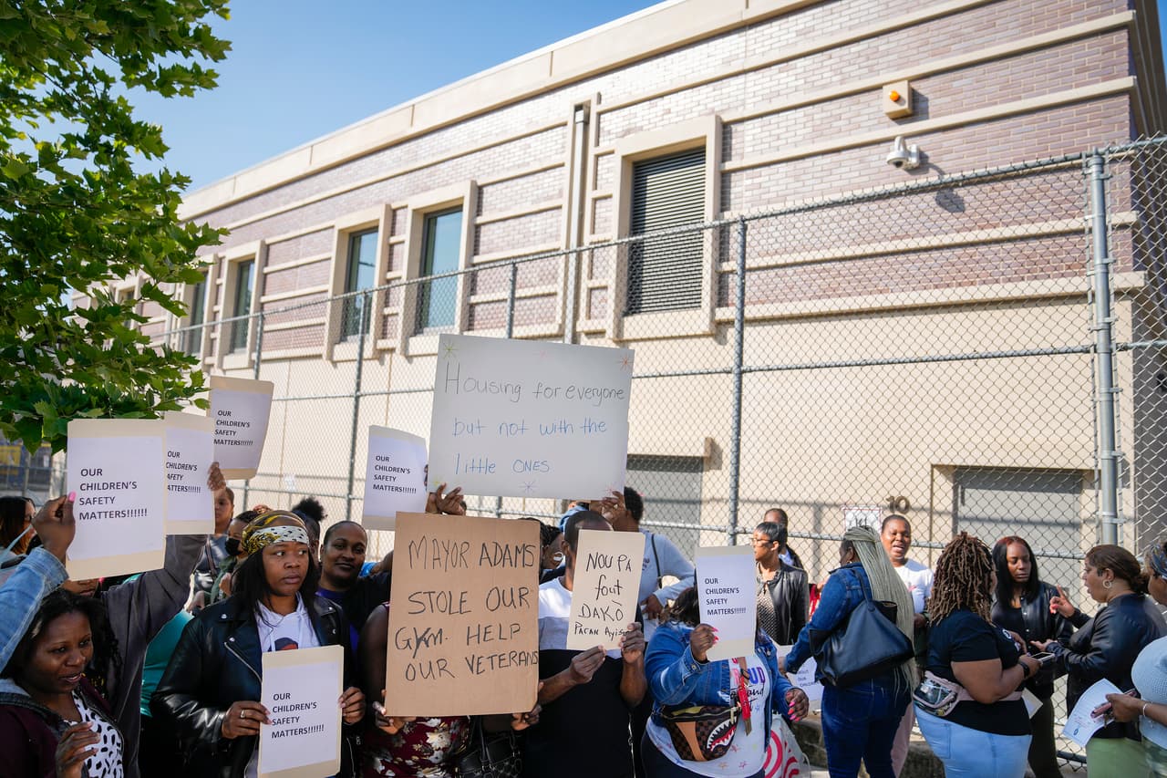 Así fue la protesta este martes a las afueras de la escuela primaria 189 ubicada en Brooklyn.