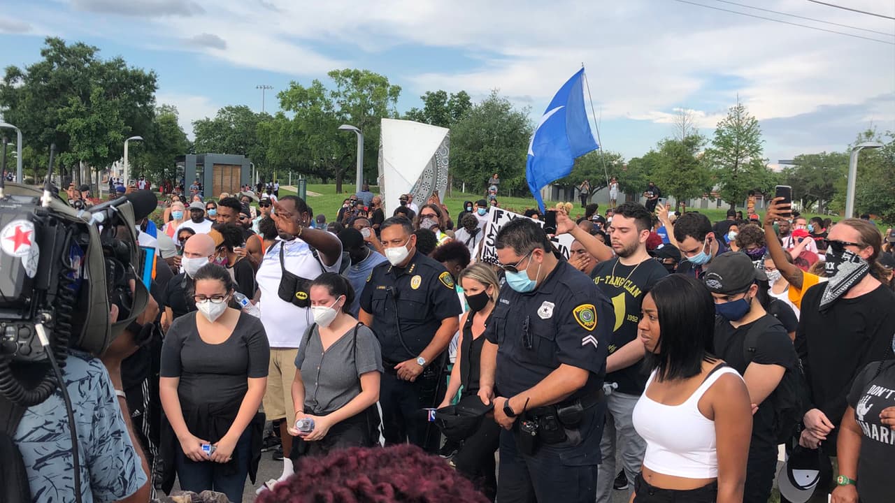 El grupo de personas se concentraron en el Emancipation Park y marcharon hasta el centro de Houston.
