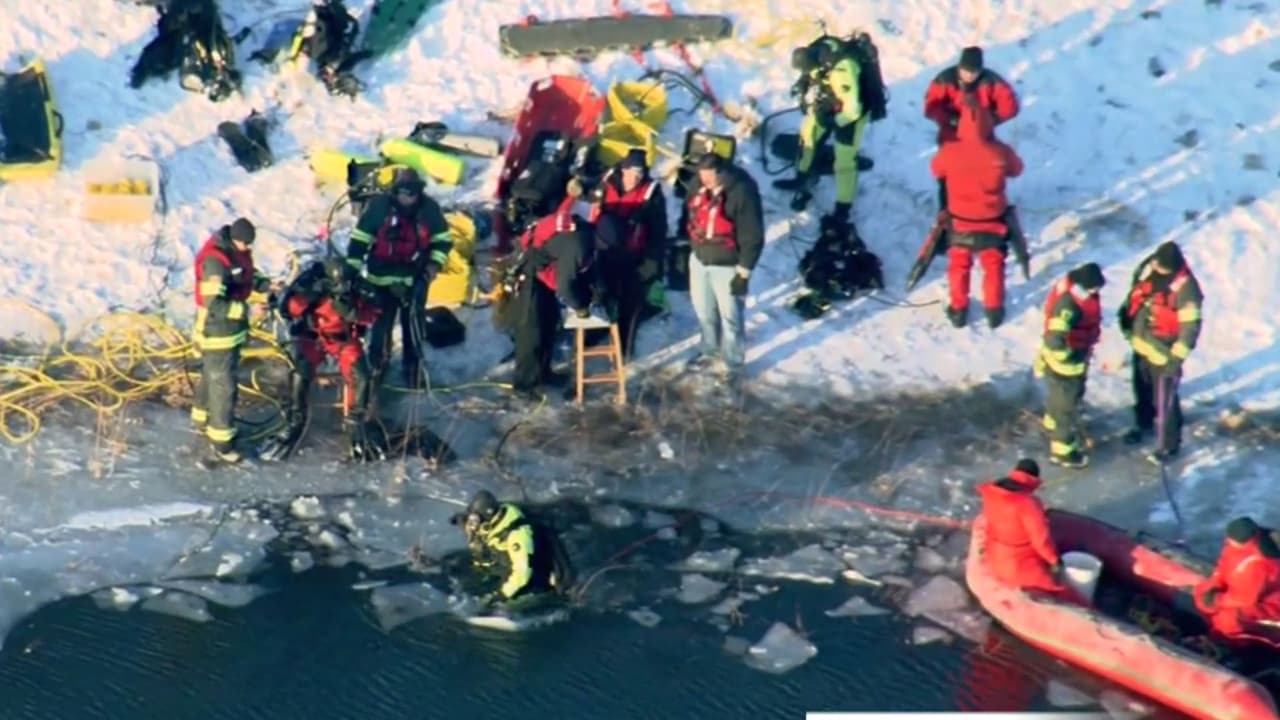 Recuperan del agua un vehículo que cayó en una laguna en Lynwood, Illinois