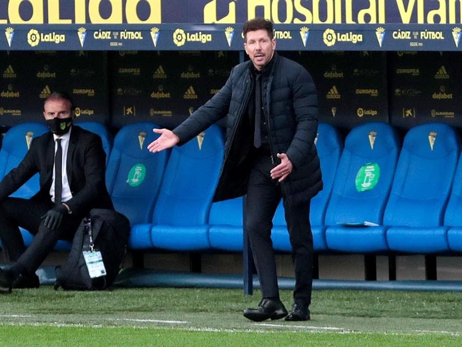 Atlético de Madrid sigue como líder de LaLiga tras vencer 4-2 al Cádiz. Con doblete de Luis Suárez y goles de Ñiguez y Koke, los 'Colchoneros' se llevan el triunfo; Álvaro Negredo anotó los dos goles para los locales; el mexicano Héctor Herrera entró de cambio al 84'.