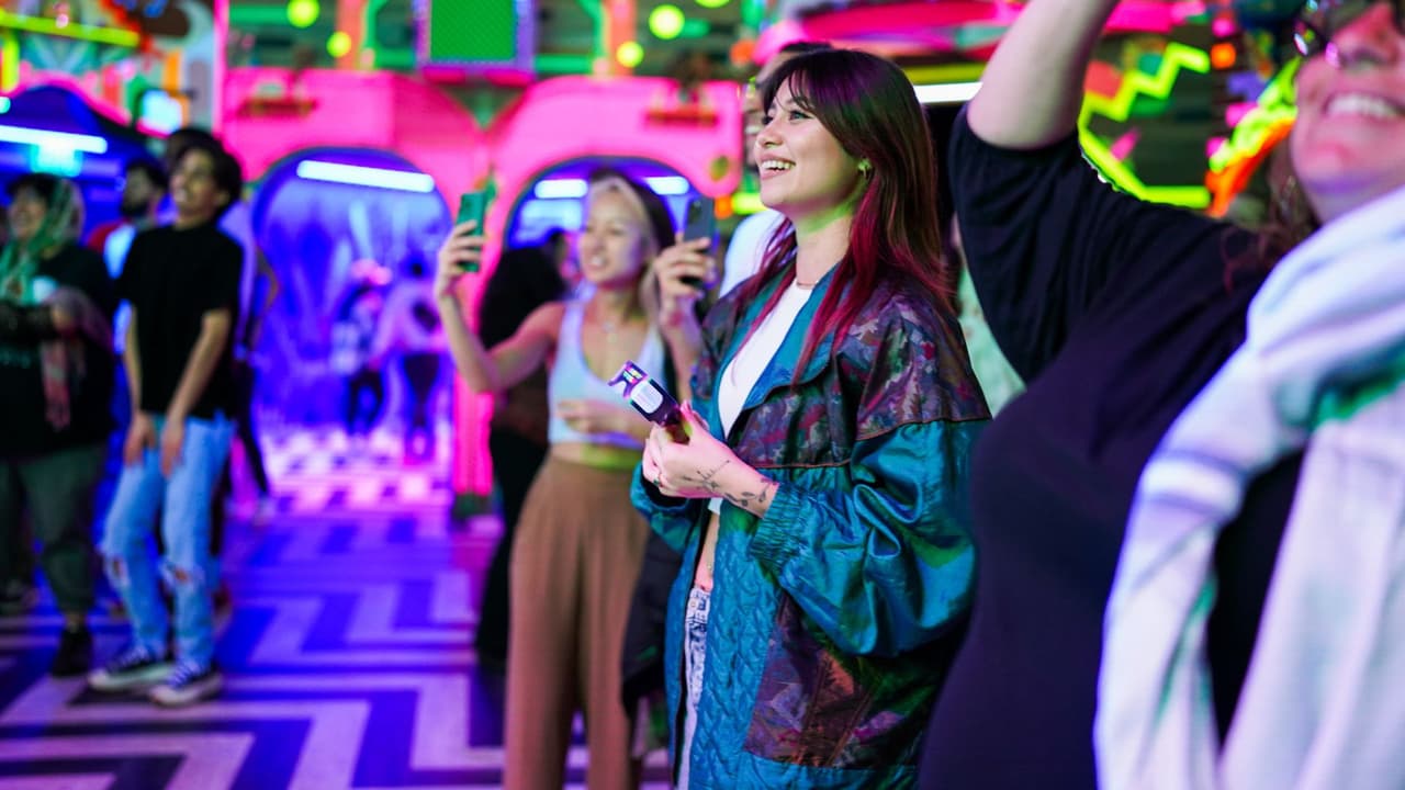 📍 
<b><a href="https://maps.app.goo.gl/dvQ55W9QZzDPprvj7" target="_blank">Meow Wolf Grapevine </a></b>
<br>
<b>Fiesta de observación del eclipse: </b>Desde el mediodía hasta las 3 p. m., disfruta d
<b>e actividades espaciales, bocadillos y observación del eclipse con lentes protectores</b>, ofrecerán delicias galácticas y sorpresas, además de arte interactivo y más dentro de la exposición. 
<b>¡Una experiencia cósmica imperdible!</b>