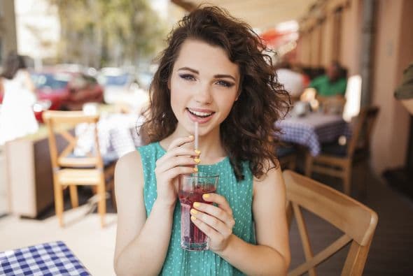 Pasar las manos por un objeto: Sólo ellos saben lo que se imaginan cuando te ven hacer esto, si lo haces a mitad de una charla seguro harás que pierdan la concentración.