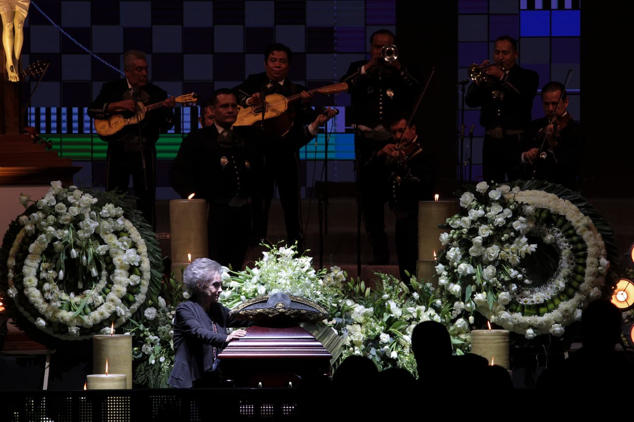 En algún momento, la madre de Alejandro Fernández tomó el micrófono para dar las gracias al
<b><a href="https://www.univision.com/shows/despierta-america/vicente-fernandez-no-queria-tumultos-mac-explica-como-podria-ser-el-funeral-tras-su-muerte-video" target="_blank">público que llegó a despedir al cantante</a></b> y sobre todo a quienes oraron por él.
<br>