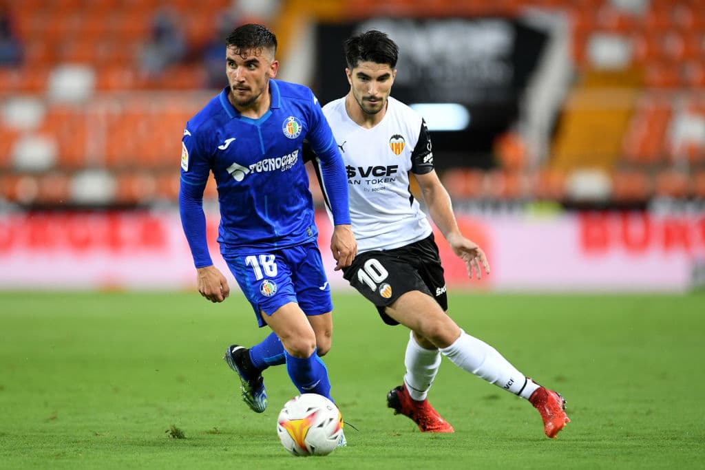 El solitario gol de Carlos Soler desde los once pasos le da la victoria 1-0 a Valencia sobre Getafe.