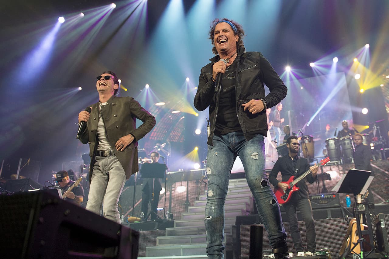 Pero sin querer Carlos olvidó la letra de la canción, cosa que es muy común entre los artistas.