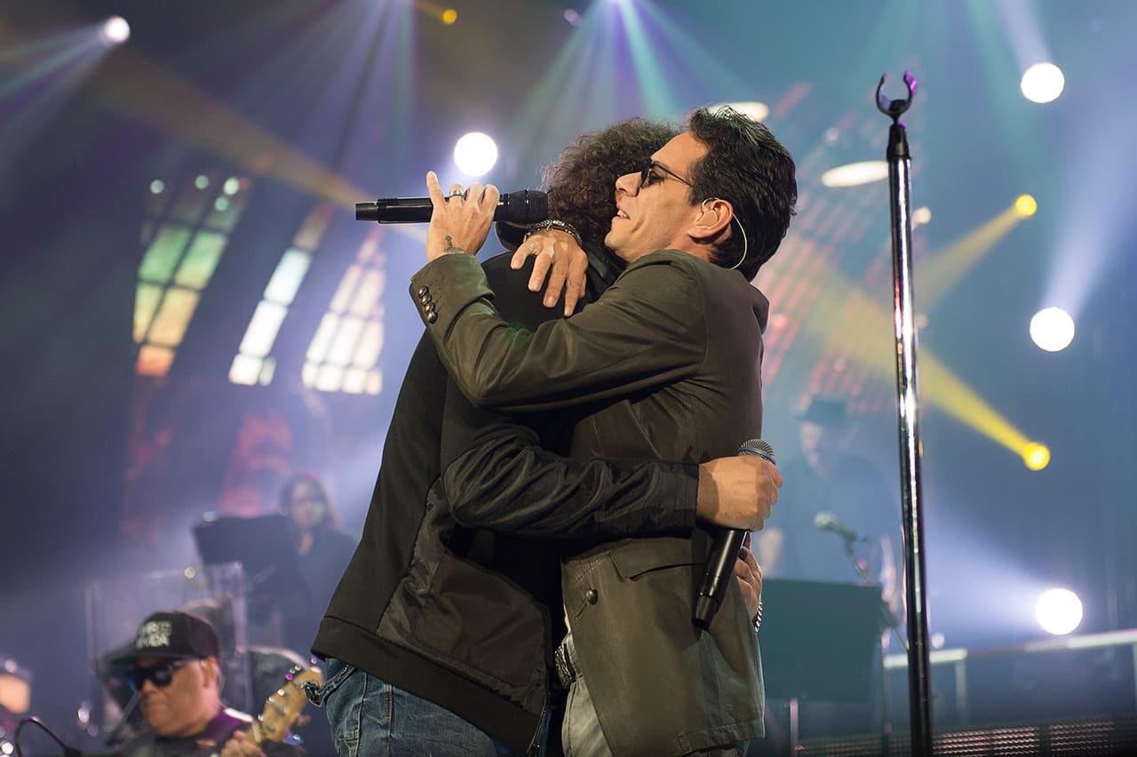 El tema lo terminaron juntos y el show siguió como si nada hubiera pasado.