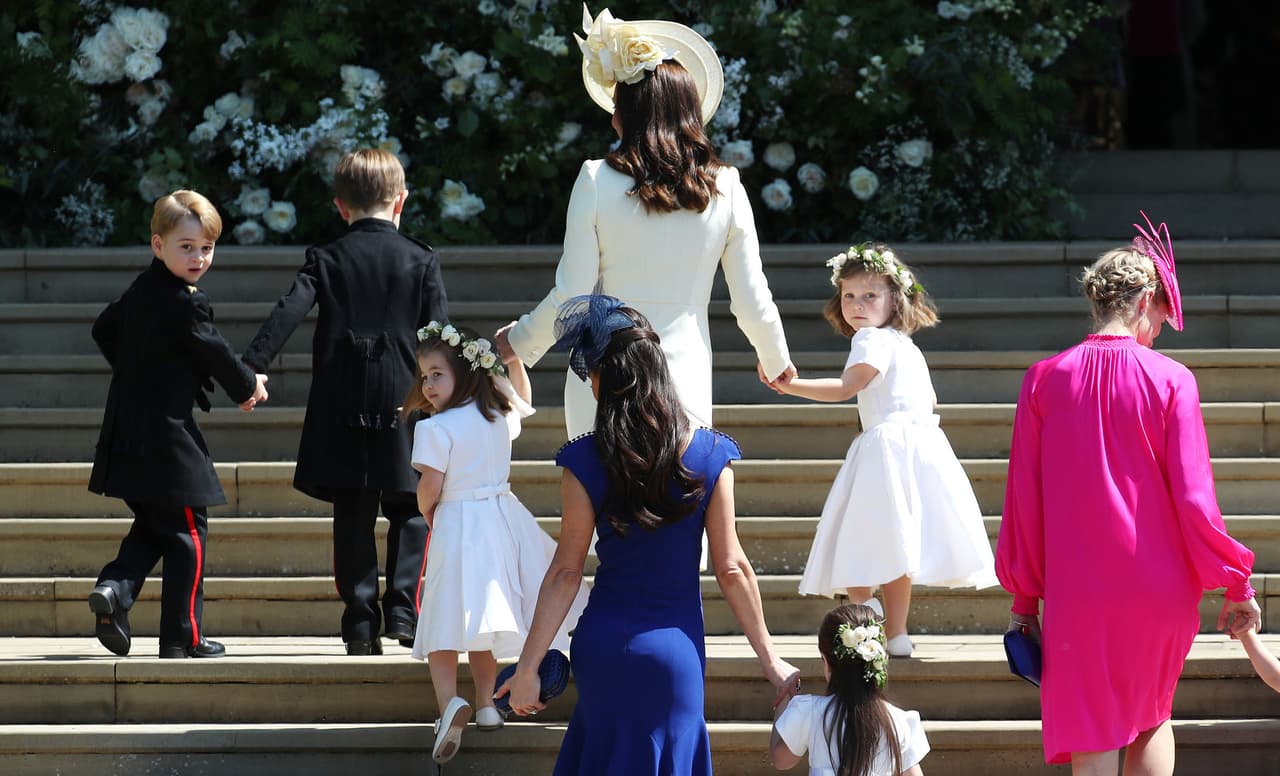 Kate Middleton luciendo un abrigo hecho a la medida de color amarillo pálido y un sombrero de ala ancha de Philip Treacy.