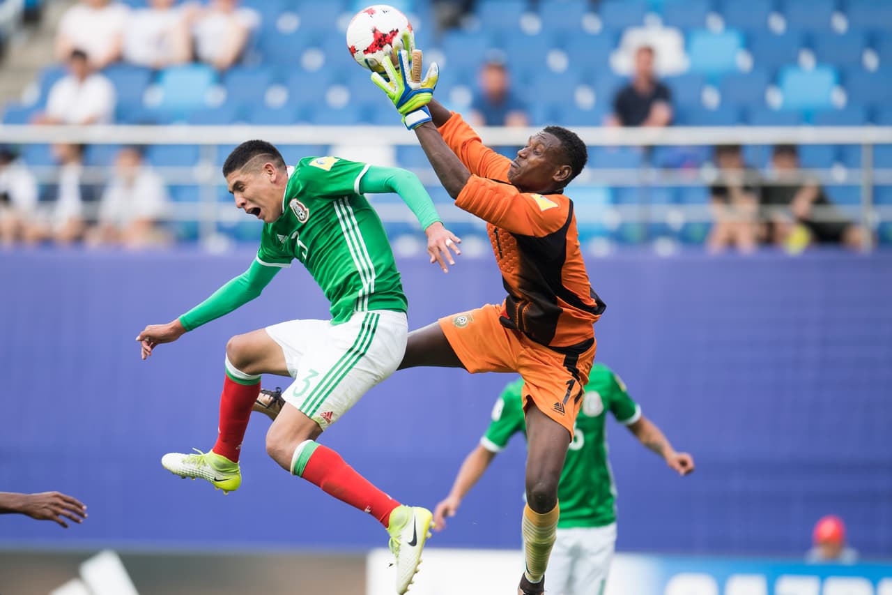 Parecía confirmarse lo dicho por el técnico de Vanuatu sobre la inferioridad de los equipos de Oceanía, con un equipo que no podía evitar el ataque de su rival.