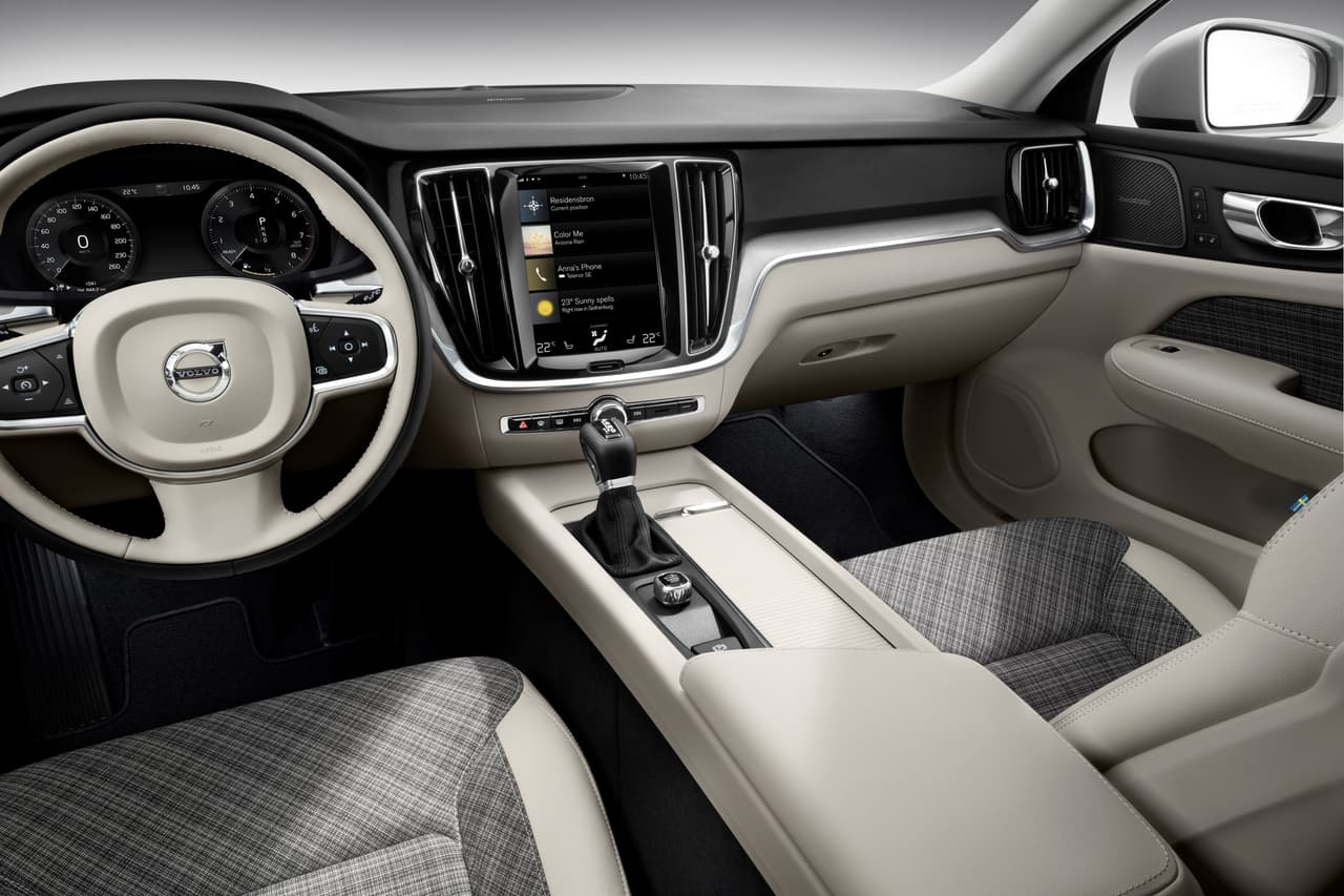<b>Cargado de tecnología</b>
<br>
<br>El V60 llega de serie con el sistema de información y entretenimiento Sensus de Volvo. Incorpora una pantalla táctil de 9 pulgadas que a primera impresión nos recuerda a una tableta por estar instalada de manera vertical. Y aunque se ve bastante bien, su interfaz no es del todo intuitiva y requiere que el conductor o el pasajero dedique tiempo para activar hasta los comandos más sencillos.
<br>