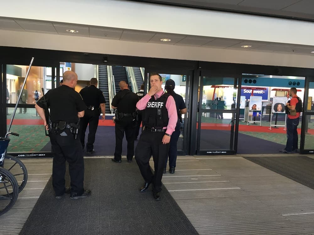 Apuñalamiento de un policía en aeropuerto de Michigan es investigado como un acto de terrorismo