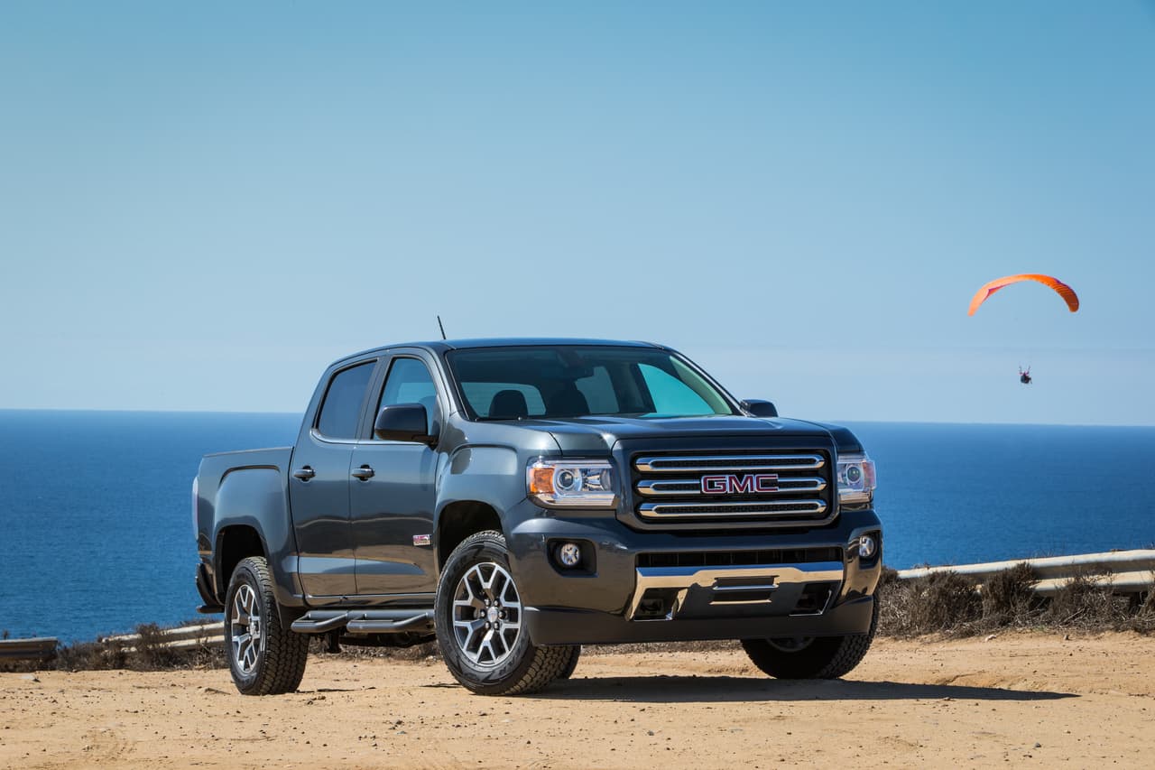 <h3 class="cms-h3-H3">GMC Canyon</h3>
<br>La versiones regulares de la camioneta mediana de General Motors, la 
<b><a href="http://www.univision.com/noticias/a-bordo/gmc-canyon-2016-prueba-a-bordo-full-video" target="_blank">GMC Canyon</a></b> y la Chevrolet Colorado son dos competentes y elegantes opciones. También son las únicas pickups de ese tamaño que ofrecen una versión diésel, que es tan poderosa como económica. La versatilidad está a la orden del día con incontables combinaciones que hacen difícil conseguir dos camionetas idénticas. A pesar de lo que el fabricante quiera hacerte creer, la Canyon no es necesariamente más lujosa que la Colorado, lo cual reduce la opción entre la una y la otra a una cuestión de gustos.
<br>