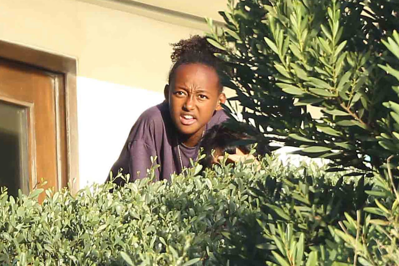 Zahara estaba a su lado, también disfrutando de la bella vista de la ciudad.