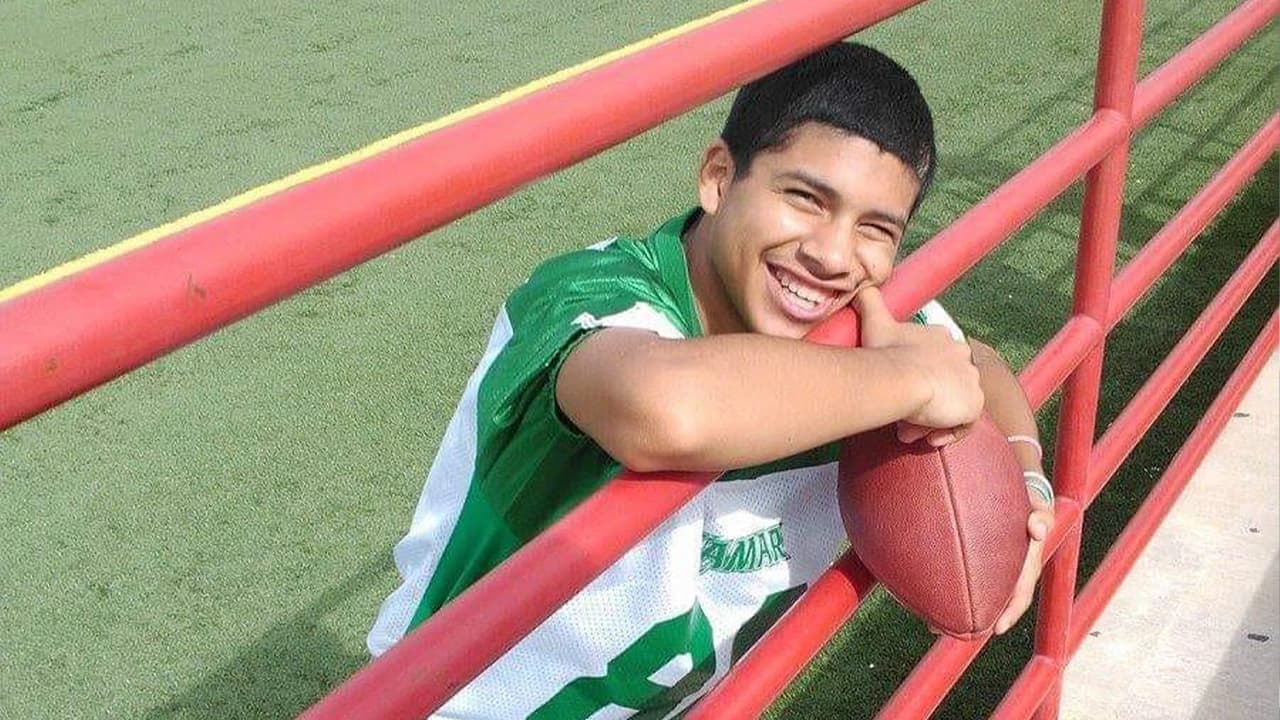 "Gracias por hacerme feliz por 23 años", dijo María Peña, madre del joven a su llegada al altar que se instaló en una de las puertas del
<a href="https://www.univision.com/local/houston-kxln/familiares-y-amigos-se-preparan-para-dar-el-ultimo-adios-a-dos-victimas-mortales-del-festival-astroworld-video">NRG Park</a>, lugar donde se hizo el festival.