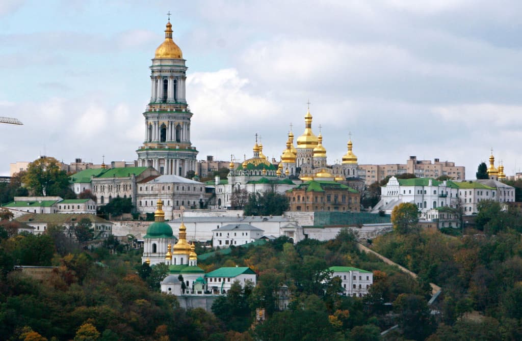 Las imágenes de la destrucción: Rusia daña gravemente una catedral del siglo XI en un bombardeo en Kiev 