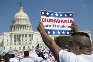 Millones de inmigrantes indocumentados esperan que el Congreso apruebe la reforma migratoria amplia y generosa.