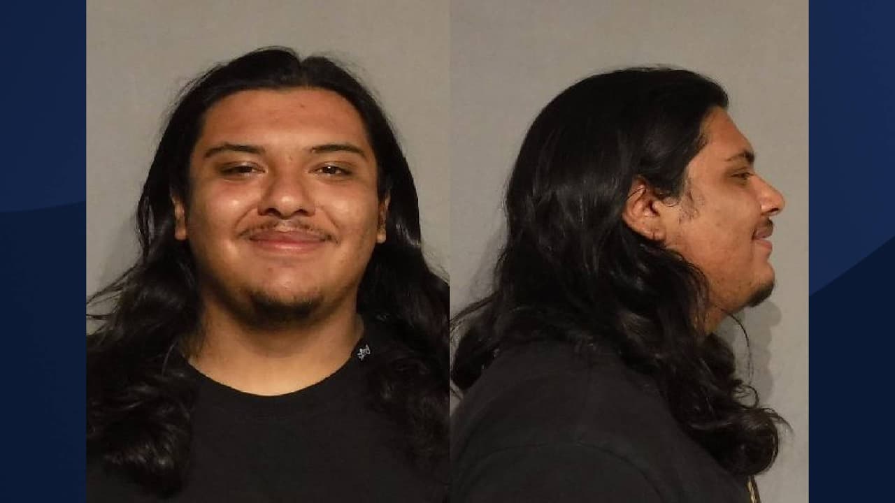 La Oficina del Sheriff del Condado de Yuma ha identificado a 
<b>Gregorio Cota, de 21 años, como otra persona de interés </b>en este tiroteo y está buscando la ayuda del público con información que pueda conducir a su ubicación. “Si ve a esta persona, 
<b>no se acerque a él </b>y se comunique con la policía”, recalcan las autoridades. Cualquiera que tenga información puede llamar al 928-783-4427 para permanecer en el anonimato.