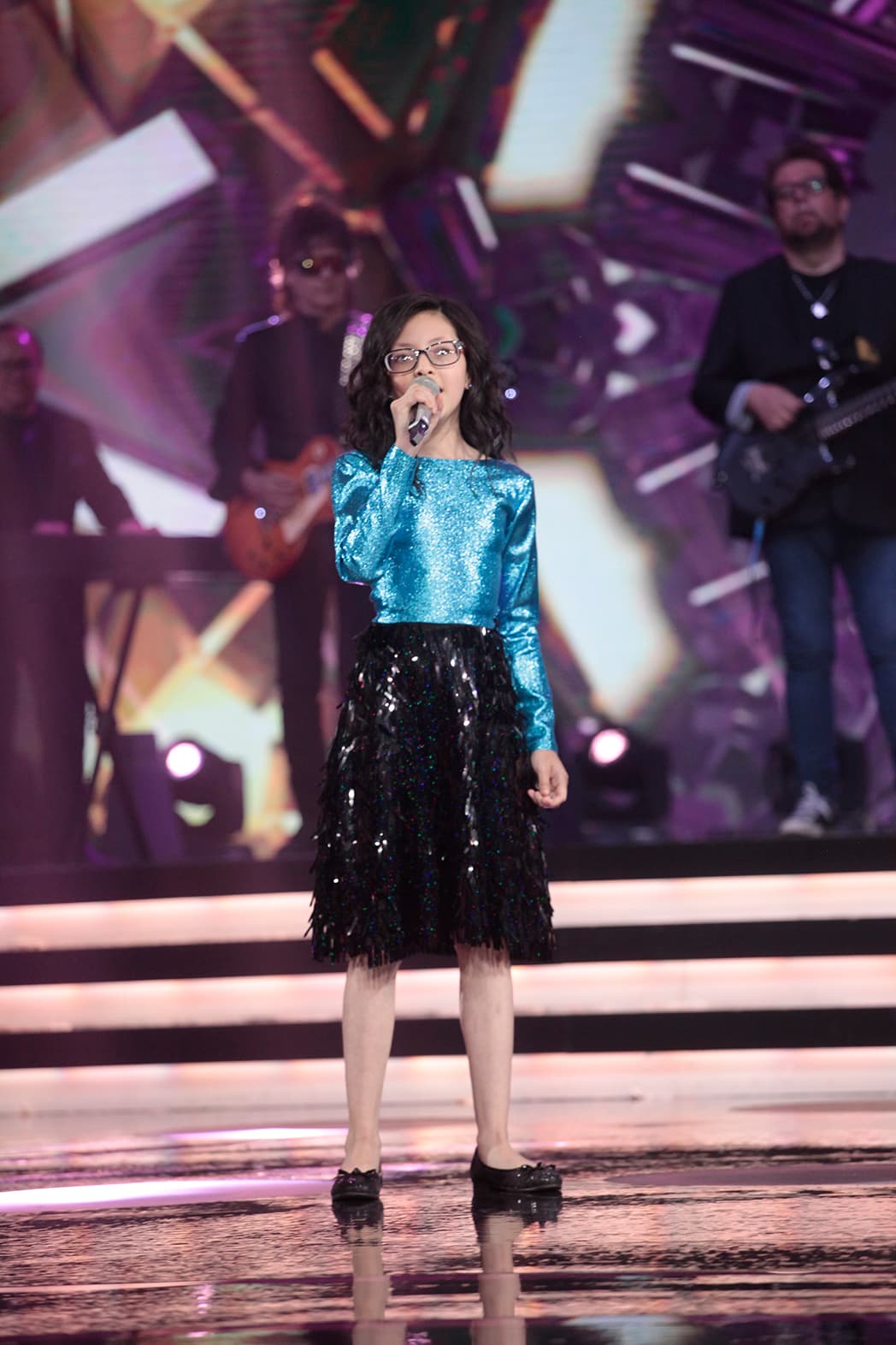 Por su parte, Taisia, de 'Mateo y los Súpersabios', también imprimió su propio estilo a esta versión de 'Un año más'.