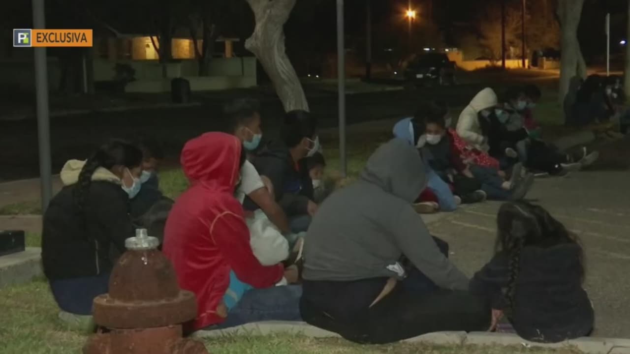 <b>Niños mojados, sin zapatos y con hambre intentan cruzar la frontera hacia EEUU</b>
<br>
<br>En exclusiva captamos el momento en que unos agentes ofrecen ropa seca a niños migrantes que junto a sus padres intentaban cruzar la frontera hacia EEUU. Este es el drama diario que viven miles de migrantes.