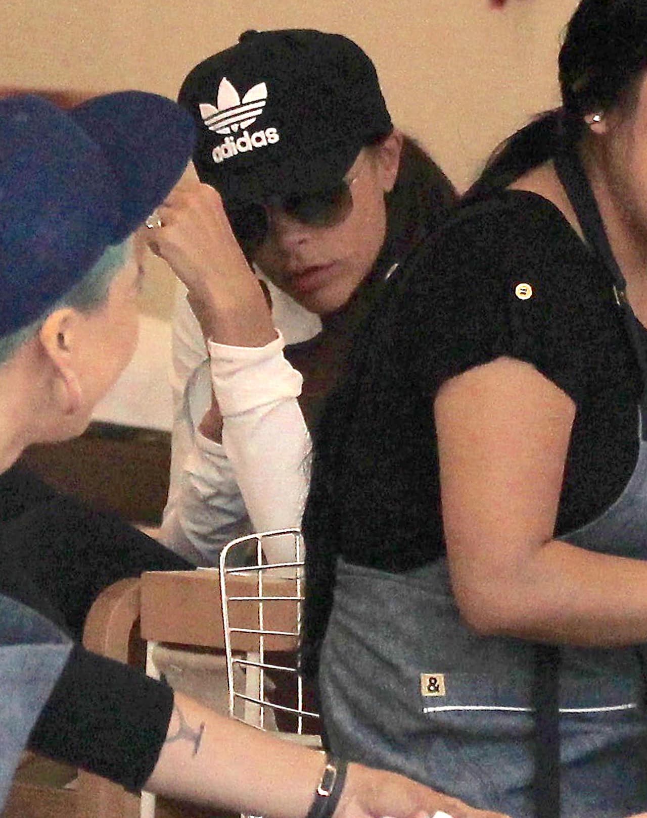 Victoria Beckham quiso pasar desapercibida pero no lo logró.