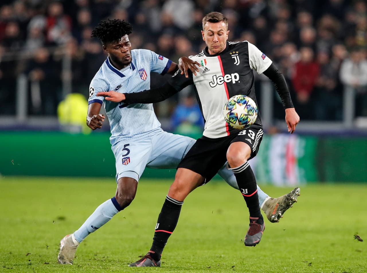 Thomas Partey disputa la pelota con el italiano Federico Bernardeschi.