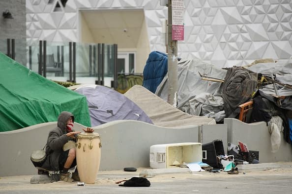 Ahora las drogas, incendios, continuos ataques, basura y desechos humanos son parte de los cambios en el paseo frente al mar en la ciudad de Venice.