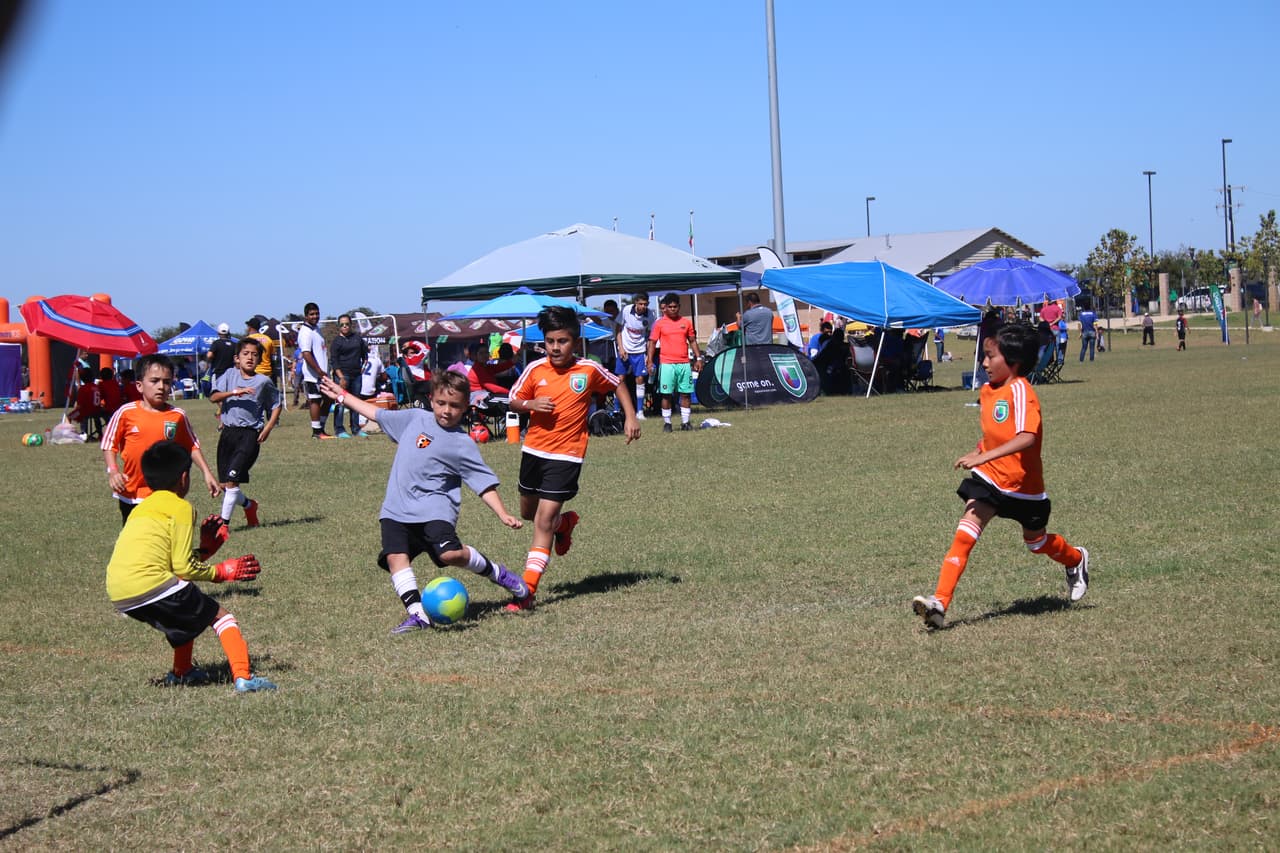 Decenas de personas disfrutaron este 22 de octubre de la más reciente edición de Copa Univision en la ciudad texana en donde practicaron su deporta favorito y convivieron con su comunidad.