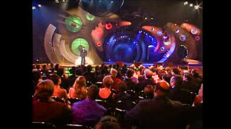 Para la onceava entrega de Premio Lo Nuestro, la celebración que nació para reconocer los triunfos de la música latina en Estados Unidos, ya era un referente de la época. La fiesta tuvo lugar en mayo de 1999 en el Centro de Convenciones James L. Knight Convention en Miami, Florida.