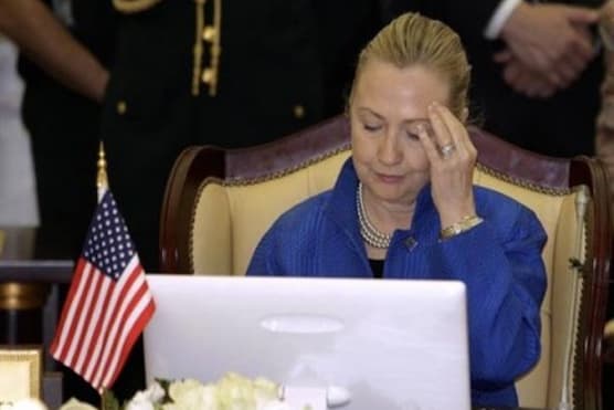 Múltiples correos donde a Hillary se le olvidó adjuntar el archivo, seguido de otro correo con asunto: Ahora sí, aquí va el adjunto.
<br>