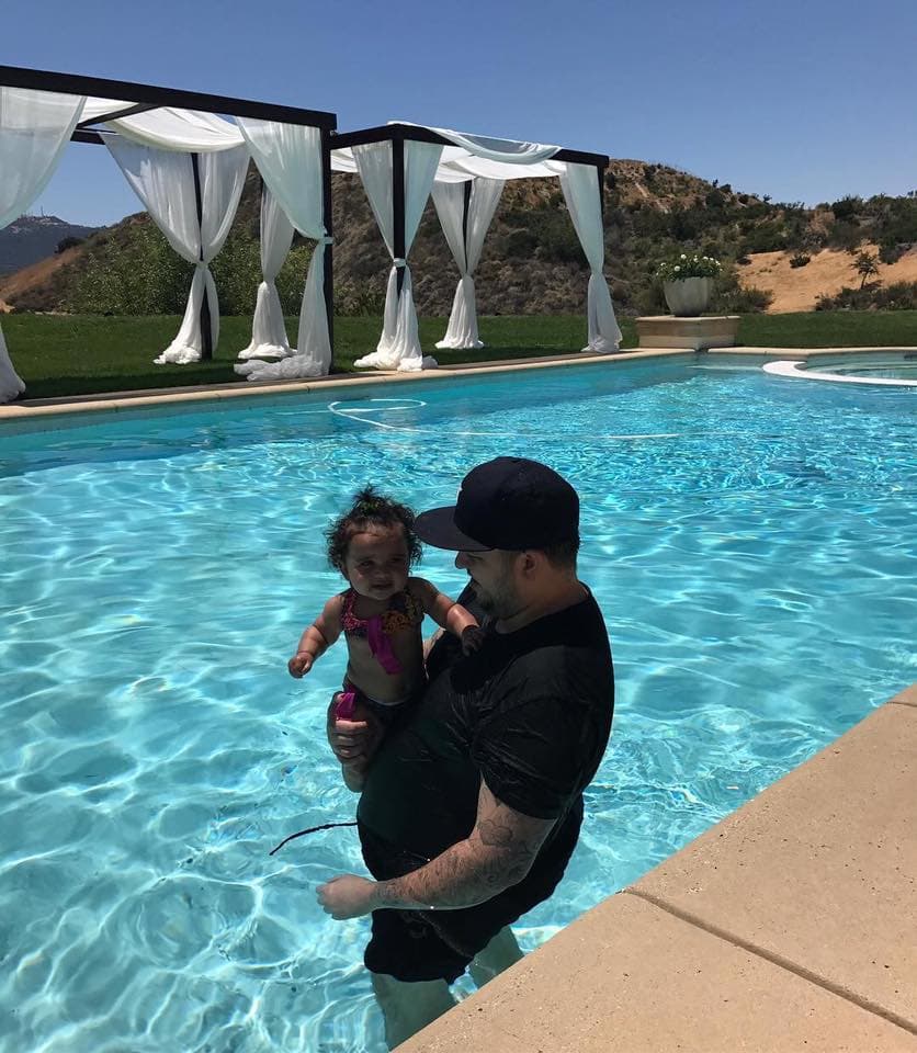 En su petición, el único varón de los 6 hijos de Kris Jenner consignó que
<b> <a href="https://www.univision.com/famosos/blac-chyna-se-vistio-igual-que-su-no-muy-buena-amiga-kylie-jenner-y-esto-sabemos-del-singular-vestido-fotos">la modelo y empresaria</a></b> consume drogas y tiene un comportamiento impropio, especialmente frente a la niña, quien supuestamente ya gusta de hacer 'twerking' porque su mamá le enseña.