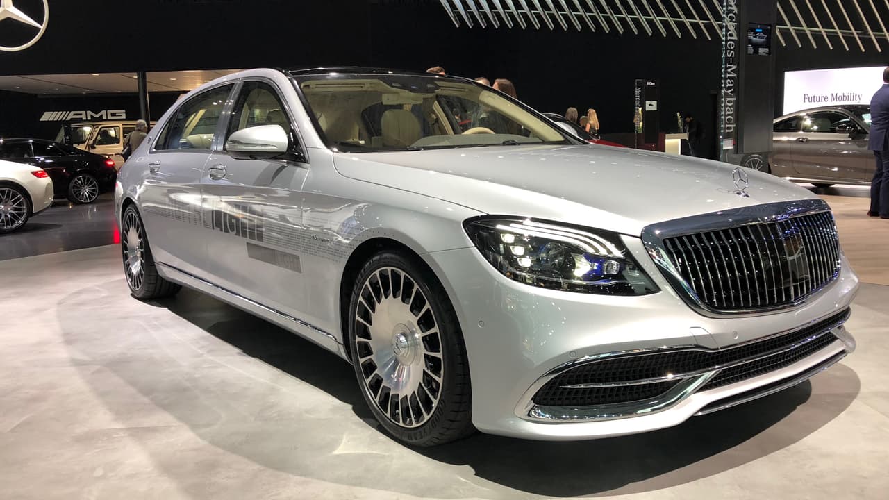 <h3 class="cms-h3-H3">Genial: Tecnología Digital Light de Mercedes-Benz</h3>
<br>
<br>Mercedes-Benz llevó al Auto Show de Nueva York un S650 Maybach equipado con su nueva tecnología 'Digital Light'. Se trata de faros que emiten halos de luz de una resolución tan alta que los mismos pueden 
<b>proyectar señales en la vía </b>y hasta películas en alta definición (aunque en blanco y negro) en una pared. EL fabricante comenzará a vender vehículos con esta tecnología en 2019 pero aún no han obtenido los permisos correspondientes para ofrecerla en EEUU.