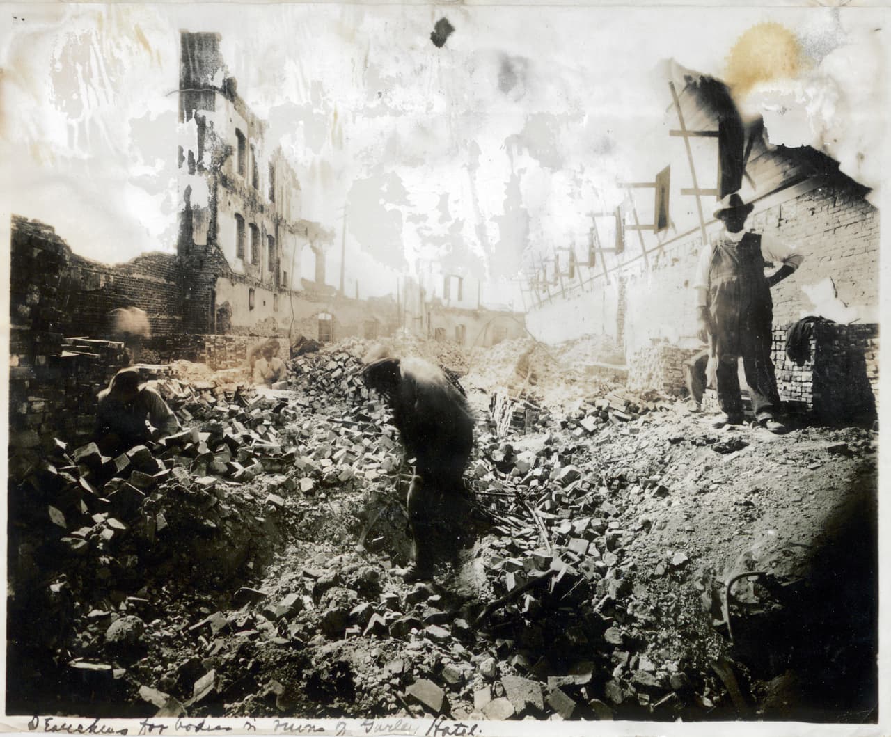 <b>Después de la destrucción en Tulsa, Oklahoma, 1921.</b>
<br>
<br>En el lapso de aproximadamente 24 horas, entre el 31 de mayo y el 1 de junio, una multitud de hombres blancos llegó a Greenwood, un próspero centro económico afroestadounidense en Tulsa y lo quemó hasta sus cimientos. 
<br>
<br>Las fotografías que mostramos en esta galería son parte de un informe de la Cruz Roja Americana, que llegó a la zona de desastre en Tulsa justo después de los disturbios. Este informe puede verse completamente en el sitio web de la 
<a href="https://catalog.archives.gov/id/157688056"><u>Administración Nacional de Archivos y Registros de Estados Unidos</u></a>.