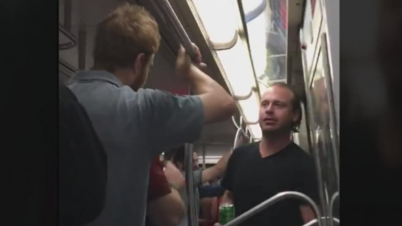 Video: Pasajeros expulsan del metro de Nueva York a un hombre tras un incidente racista