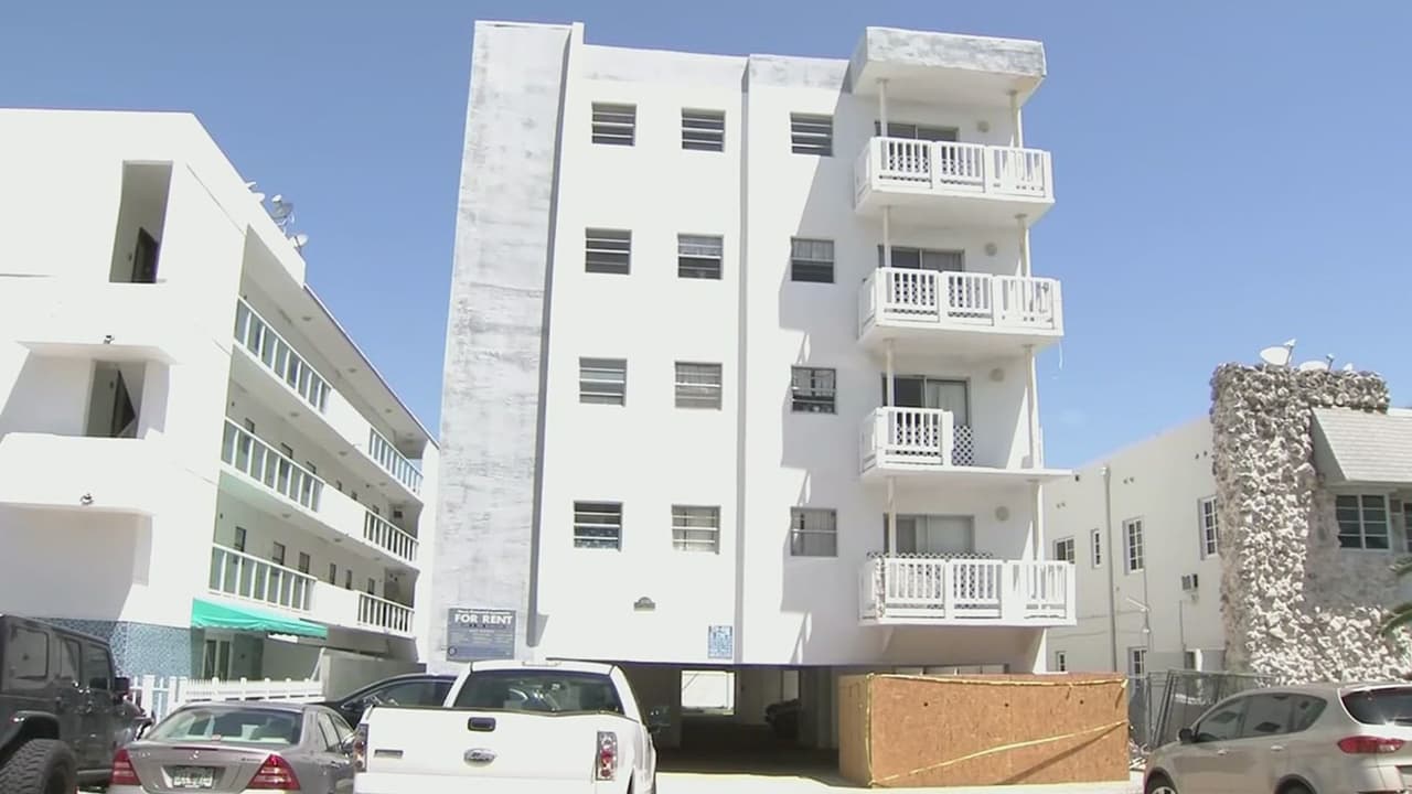 Ordenan desalojar un edificio de alquiler en Miami Beach cuyo dueño es el alcalde de Surfside