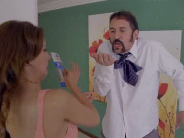 Así que se vale de todo, hasta sacar una cucaracha de juguete para ahuyentar a algún posible inquilino.