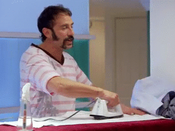 Y si de labores domésticas se trata, Gumaro también le entra. Además aprovecha para platicar con su amigo de toda la vida; Roberto.