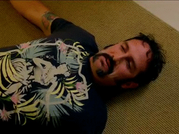 Claro, tirarse al suelo. ¡Ay Gumaro! Siempre tan ocurrente y robando las risas de todos los espectadores. “A tus pies…” fueron las únicas palabras para Lichita.