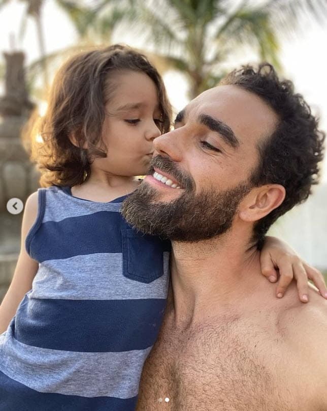 Marcus Ornellas externó su molestia por las críticas que él y su pareja Ariadne Díaz recibieron recientemente, debido a que la actriz compartió un video donde su hijo aparece usando una falda y tacones.
<br>