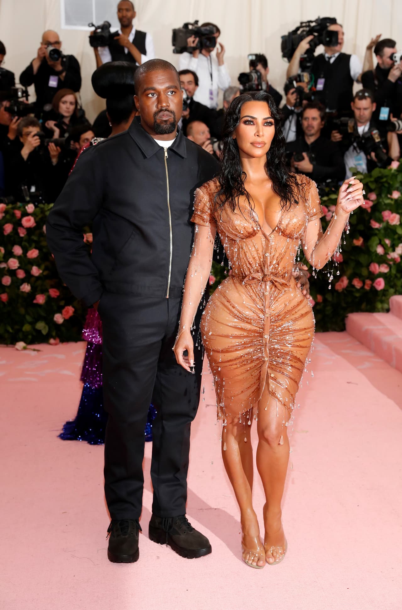 Sobre la forma en que Kim Kardashian y Kanye West estaban llevando su vida en pareja, una fuente cercana a ellos le dijo a la revista People que aunque seguían juntos, estaban viviendo "vidas separadas", resolviendo cada uno sus propios proyectos profesionales.