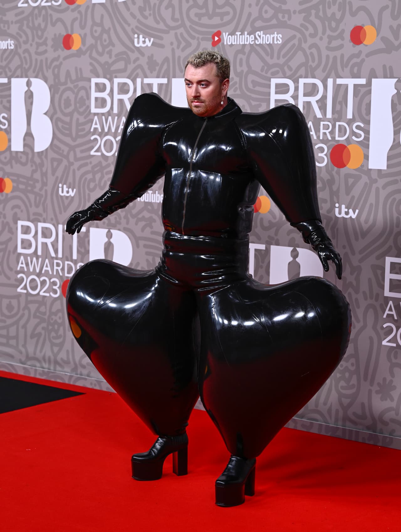 El cantante
<b> Sam Smith</b> acaparó las miradas a su llegada, pues sin duda fue uno de los artistas con el atuendo más original de la alfombra roja. El diseño es de Harikrishnan, el cual trata de un traje de látex inflado que acentúa sus piernas y hombros.