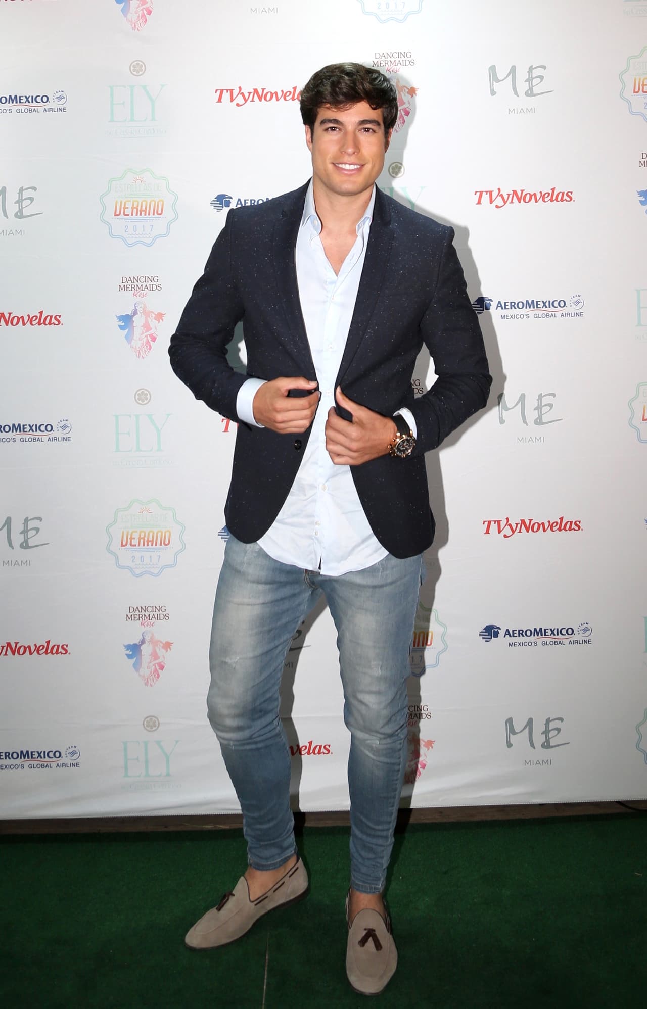 "A 'Mich' la conocí en el 2015 en una sesión de fotos para la portada de una revista, y creo que cuando estás con una persona tan inteligente, tan especial y mágica como 'Mich' aprendes cosas".