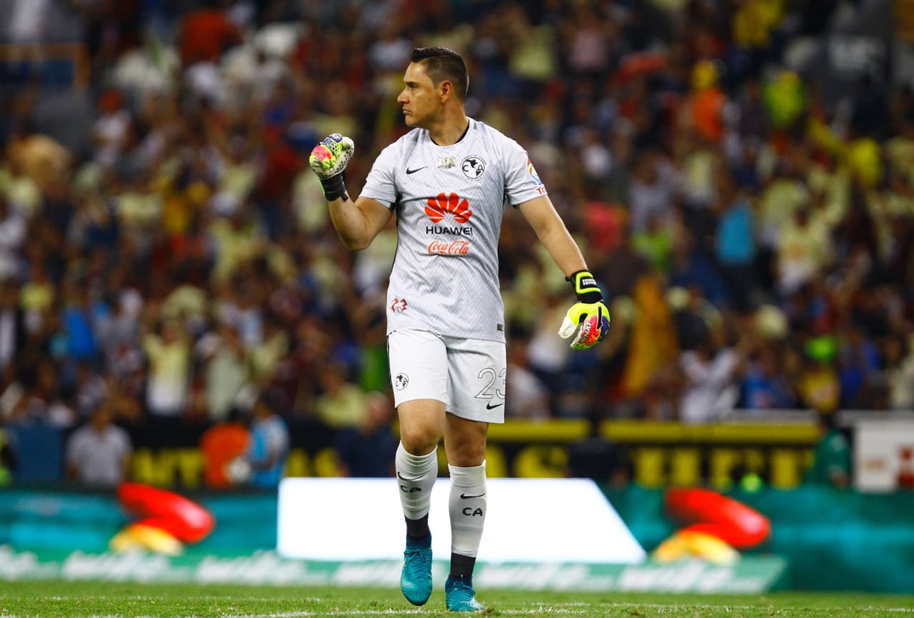 Moisés Muñoz- El portero del América poco pudo hacer ante los embates del Real Madrid, fue muy vulnerable por los errores defensivos de su equipo en el que quedaban mal parados por momentos. Nada que reclamarle al portero de América que salía adecuadamente cuando se le requería y respondió en los momentos en los que se le necesitó. Calificación 8