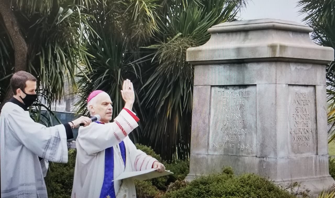 "El mal estuvo aquí": arzobispo exorcisa el lugar de la estatua derribada de Junípero Serra