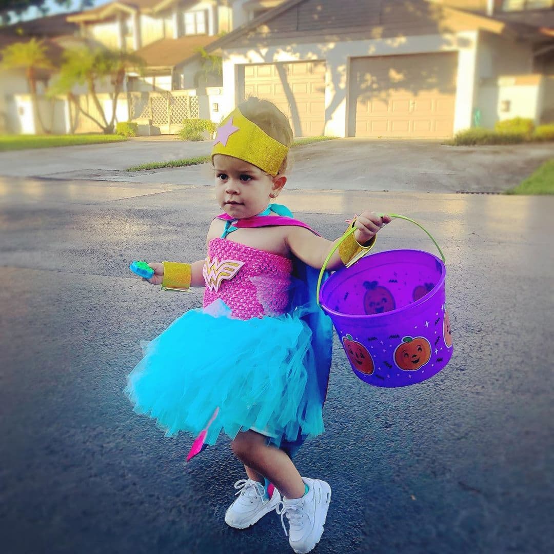 En 2019, Chef Yisus compartió esta bella imagen de Silvana vestida de La Mujer Maravilla. Su atuendo fue moderno y colorido y hasta con su recipiente para pedir dulces posó para la cámara de su papá.