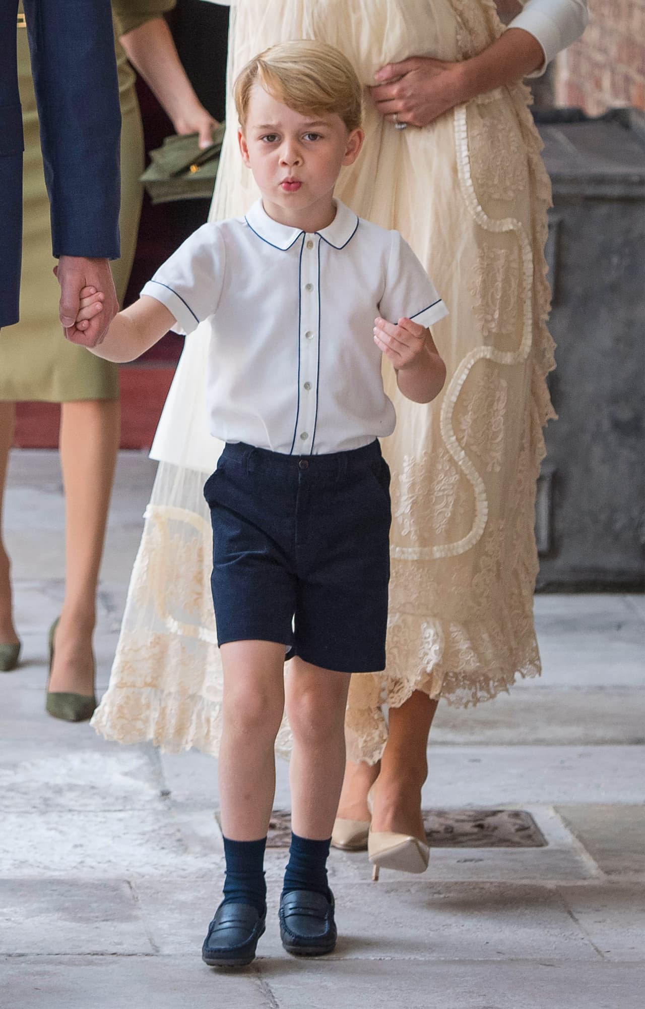 Como en este momento es verano en Londres el príncipe George y la princesa Charlotte utilizaban sandalias, por lo que no llevaban calcetines.
<br>